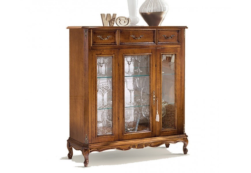Luxusní klasická prosklená vitrína Emociones z masivního dřeva hnědé barvy s rustikálním zdobením