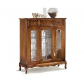 Luxusní klasická prosklená vitrína Emociones z masivního dřeva hnědé barvy s rustikálním zdobením