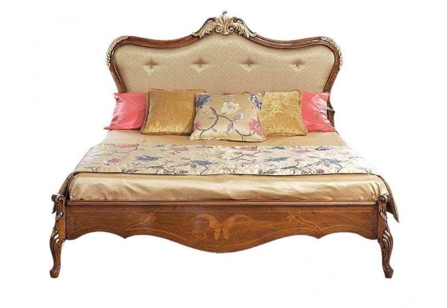 Luxusní dřevěná manželská postel v ořechově hnědé barvě v klasickém stylu se zlatým barokním vyřezávaným dekorem