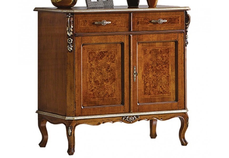 Luxusní dřevěný dvoudveřový příborník v klasickém stylu ořechově hnědé barvy s bohatým barokním dekorem a nohami ve stylu chippe