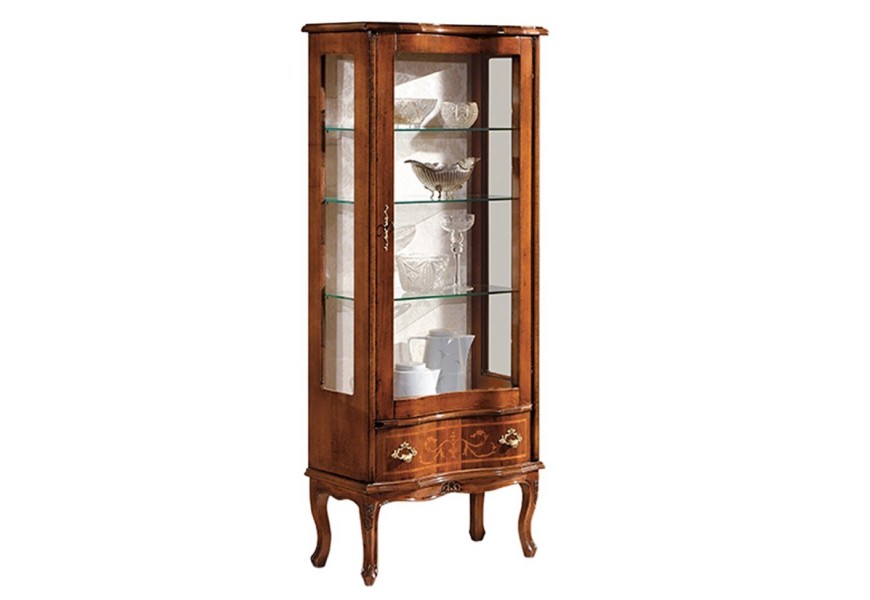 Luxusní klasická vitrína Clásica z masivního dřeva se čtyřmi policemi a zásuvkou s kovovými úchyty
