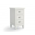Luxusní moderní masivní noční stolek Amberes v bílé barvě se třemi šuplíky s vyřezávanými nožičkami a ozdobnou lištou s venkovským nádechem