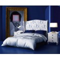 Moderní jedinečná manželská postel Lyon z borovicového masivu na nožičkách 183cm