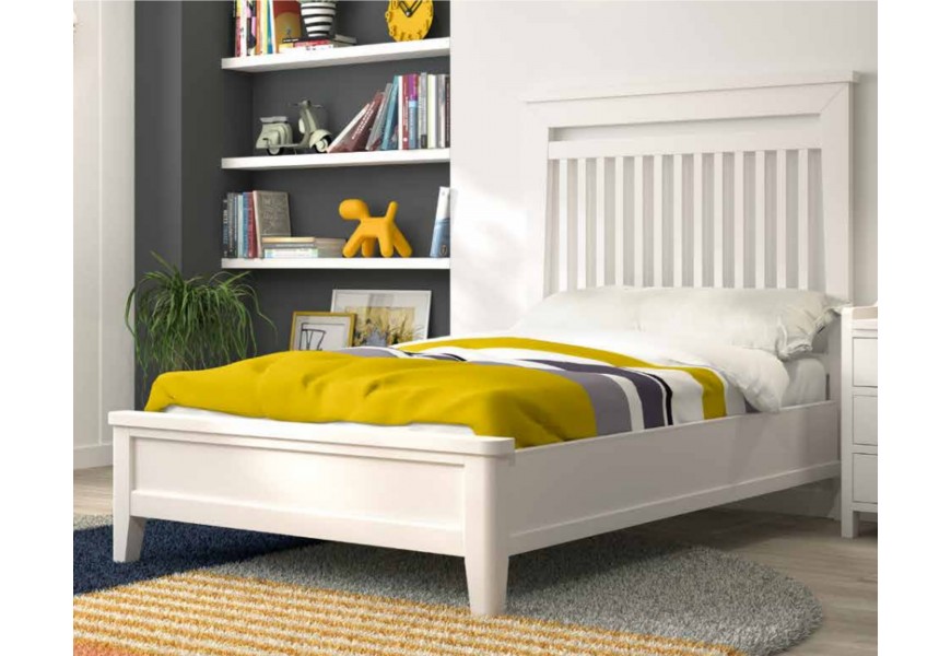 Moderní designová postel Lyon z masivního dřeva s vysokým žebrovaným čelem 104cm