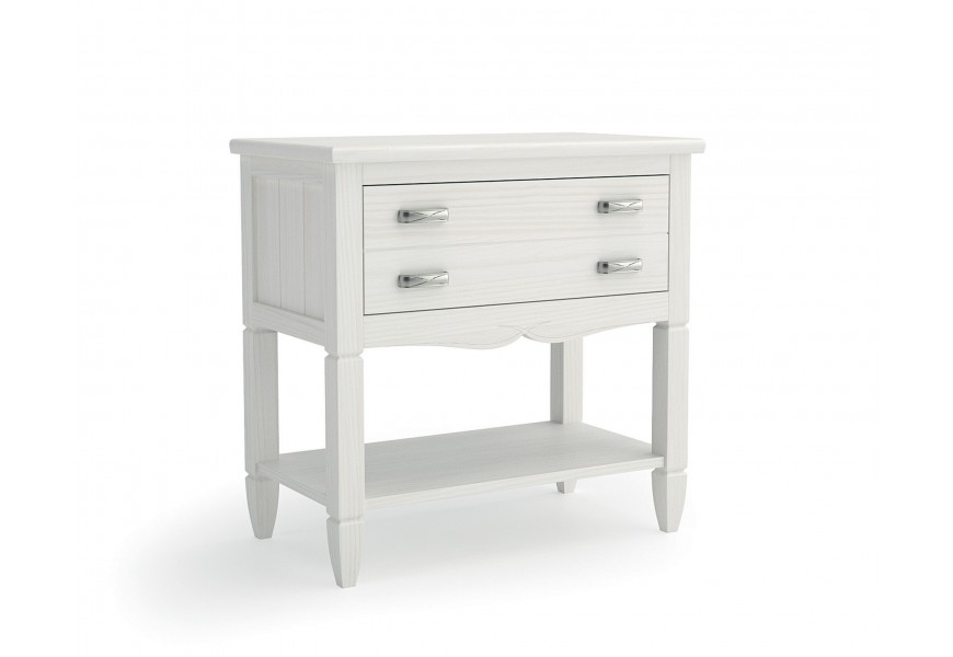 Luxusní moderní masivní široký noční stolek Amberes se dvěma šuplíky s kovovými úchyty a jednou policí s vyřezávanými nožičkami a ozdobnou lištou v bílé barvě