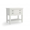Luxusní moderní masivní široký noční stolek Amberes se dvěma šuplíky s kovovými úchyty a jednou policí s vyřezávanými nožičkami a ozdobnou lištou v bílé barvě