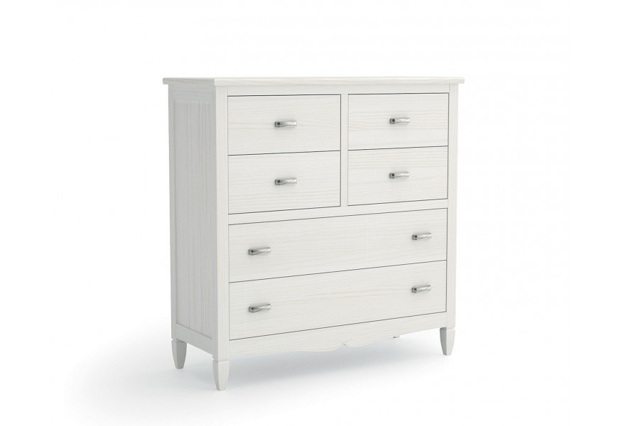 Luxusní masivní moderní široká bílá komoda Amberes se dvěma širokými a čtyřmi užšími zásuvkami s obdélníkovými kovovými úchyty na nízkých nožičkách s ozdobnou vyřezávanou lištou