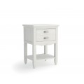 Luxusní moderní obdélníkový noční stolek Amberes z masivního dřeva v bílém provedení se dvěma zásuvkami s kovovými úchyty a policí na dlouhých štíhlých nožičkách
