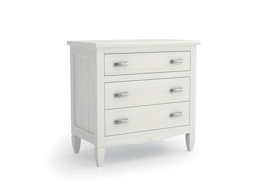 Luxusní moderní široký noční stolek Amberes z masivního dřeva v bílé barvě se třemi zásuvkami s obdélníkovými kovovými úchyty s vyřezávanými nožičkami a ozdobnou lištou
