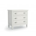 Luxusní moderní široký noční stolek Amberes z masivního dřeva v bílé barvě se třemi zásuvkami s obdélníkovými kovovými úchyty s vyřezávanými nožičkami a ozdobnou lištou
