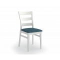Luxusní venkovská masivní bílá jídelní židle Rodas s opěrkou se třemi horizontálními lištami a modrým čalouněným sedadlem hranatými nožičkami s lineárními spojnicemi na bočních stranách