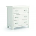 Luxusní masivní bílý noční stolek Cerdena s obdélníkovou vrchní deskou se třemi zásuvkami s kovovými úchyty na nízkých nožičkách se zaoblenými předními rohy