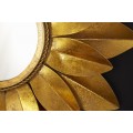 Orientální kruhové nástěnné zrcadlo Slunečnice se zlatým kovovým rámem ve tvaru lupenů 60cm