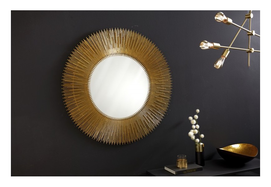 Designové zlaté nástěnné zrcadlo Pariah kulatého tvaru s kovovým rámem ve tvaru slunečních paprsků