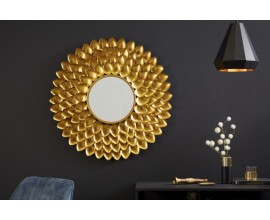 Art-deco kruhové nástěnné zrcadlo Tizia s rámem ve tvaru lupenů květu ve zlaté barvě 90cm