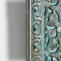 Orient&aacute;ln&iacute; &uacute;zk&eacute; n&aacute;stěnn&eacute; zrcadlo Perez obd&eacute;ln&iacute;kov&eacute;ho tvaru s r&aacute;mem z masivu zelen&eacute; barvy s ornament&aacute;ln&iacute;m vyřez&aacute;v&aacute;n&iacute;m 121cm