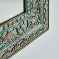 Orient&aacute;ln&iacute; &uacute;zk&eacute; n&aacute;stěnn&eacute; zrcadlo Perez obd&eacute;ln&iacute;kov&eacute;ho tvaru s r&aacute;mem z masivu zelen&eacute; barvy s ornament&aacute;ln&iacute;m vyřez&aacute;v&aacute;n&iacute;m 121cm
