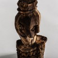 Masivní stylová soška Ipkins s vyřezáváním v etno stylu v naturální hnědé barvě