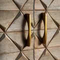 Art-deco př&iacute;born&iacute;k Marilla do j&iacute;delny z mangov&eacute;ho masivn&iacute;ho dřeva se čtyřmi dv&iacute;řky a zlat&yacute;mi nožičkami z kovu 153cm 