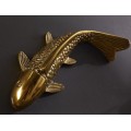 Orientální set kovových nástěnných dekorací Amur zlaté barvy ve tvaru ryby Koi 28cm