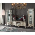 Luxusní bílá rustikální obývací sestava z masivu Pasiones s ručně vyřezávanými detaily a intarzií