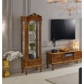 Luxusní hnědá rustikální vitrína z masivu a dřevěný TV stolek Clasica s ručně vyřezávanými detaily a intarzií