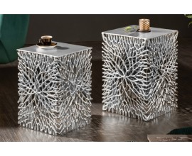 Moderní designový set dvou příručních stolků Hoja s ornamentální kovovou konstrukcí stříbrné barvy