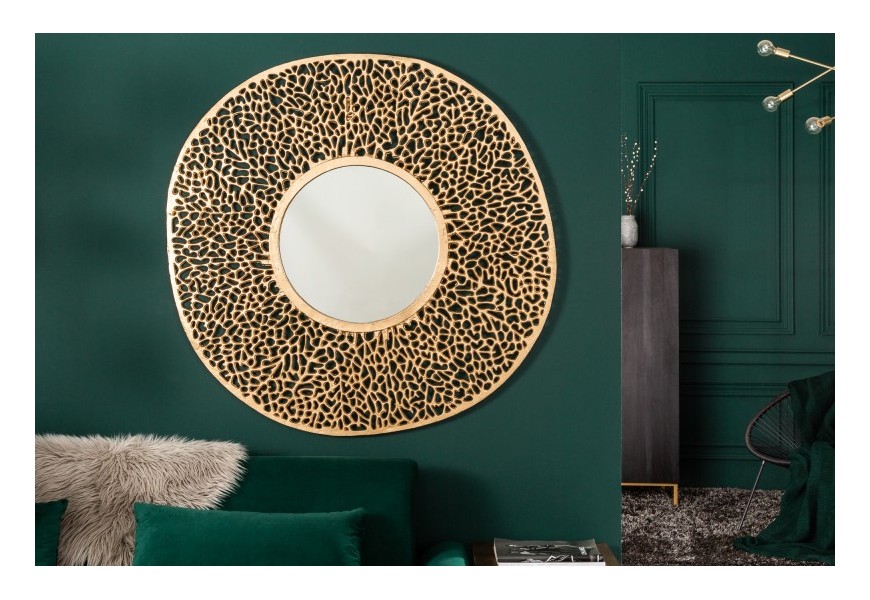 Elegantní nástěnné zrcadlo Hoja s ozdobným kulatým rámem z kovu ve zlaté barvě