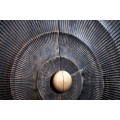 Luxusní vysoká komoda Cumbria zdobená ornamenty z masivního mangového dřeva v art deco stylu 120cm