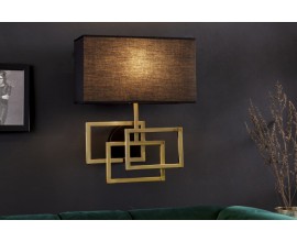 Designová nástěnná lampa Metalia s geometrickou kovovou podstavou ve zlatém provedení a černým stínítkem 44cm