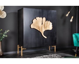 Art deco barová skříňka Gikona z mangového dřeva s kovovými nožičkami ve zlaté barvě a dekorem ve tvaru Ginko listu 120cm