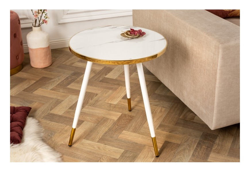 Art-deco bílý kulatý příruční stolek Nudy s mramorovým vzhledem s kovovým rámem a nožičkami ve zlaté barvě