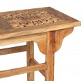 Jedinečný ručně vyřezávaný konzolový stolek Talia v jemné hnědé barvě s výraznou strukturou dřeva a ornamenty dotvořenou vrchní 