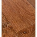 Ručně vyřezávaná ornamentální lavice Talia se čtyřmi nožičkami z exoticky působícího dřeva v koloniálním stylu 120cm