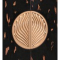 Designová barová masivní skříňka Bolario z mahagonového dřeva v černém provedení se zlatým dekorem na úchytech