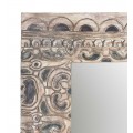 Luxusní závěsné zrcadlo Carlito ve vanilkové barvě z masivního dřeva Albasia a ručně vyřezávaným dekorem v podobě etno ornamentů