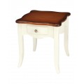 Příruční provence stolek v bílé barvě z kolekce Deliciosa s jedním šuplíkem z mahagonového dřeva a ozdobným vyřezáváním