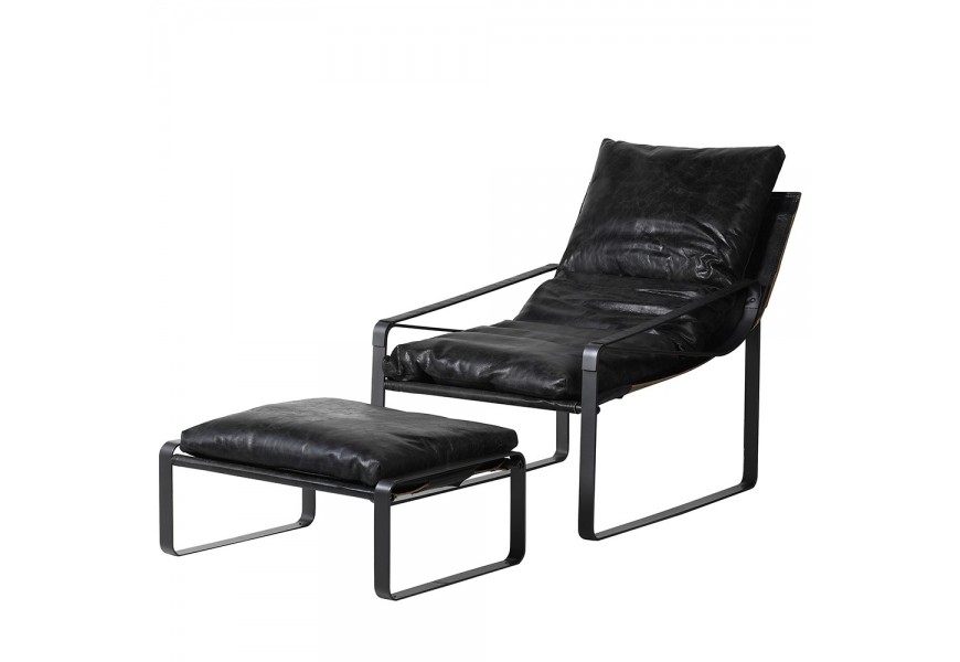 Kožená lenoška Lounge v černé barvě s kovovými nožičkami a opěrkami z kovu a taburetkou 91cm