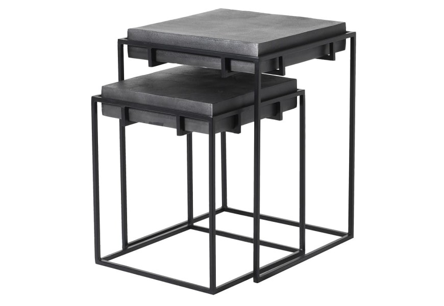 Moderní industriální černý set dvou příručních stolků Black Iron s kovovou lineární podstavou a vrchní deskou s výraznou strukturou a kamenitým vzhledem