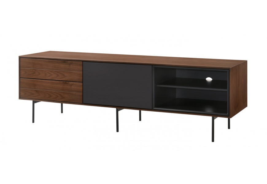 Moderní TV stolek Nordica Nogal z ořechově hnědého dýhovaného dřeva s černými nožičkami dvířky a poličkou v severském stylu