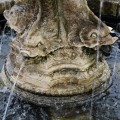 Luxusní antická kamenná kašna Antic Rome na zahradu pískové hnědé barvy s bohatým figurálním zdobením 216cm