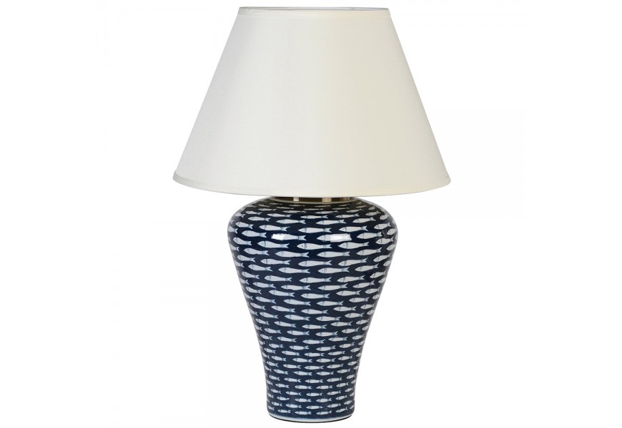 Nadčasová a luxusní tmavěporcelánová modrá lampa Waverly s bílým podmořským vzorem a bílým stínítkem ve vintage provedení
