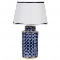 Luxusní porcelánová tmavě modrá lampa Laponda s bílým geometrickým vzorem a bílým stínítkem s lineárním zdobením v art.deco styl