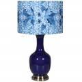 Luxusní porcelánová indigově modrá lampa Lovato s modrým květovým vzorem a bleděmodrým stínítkem v art-deco provedení