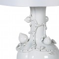 Vintage porcelánová bílá stolní lampa Tamlin s prostorovou florální dekorací a zlatou podstavou 66cm