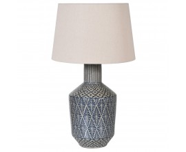 Nadčasová a luxusní porcelánová indigově modrá lampa Feyre se šedým geometrickým vzorem a bílým stínítkem ve vintage provedení