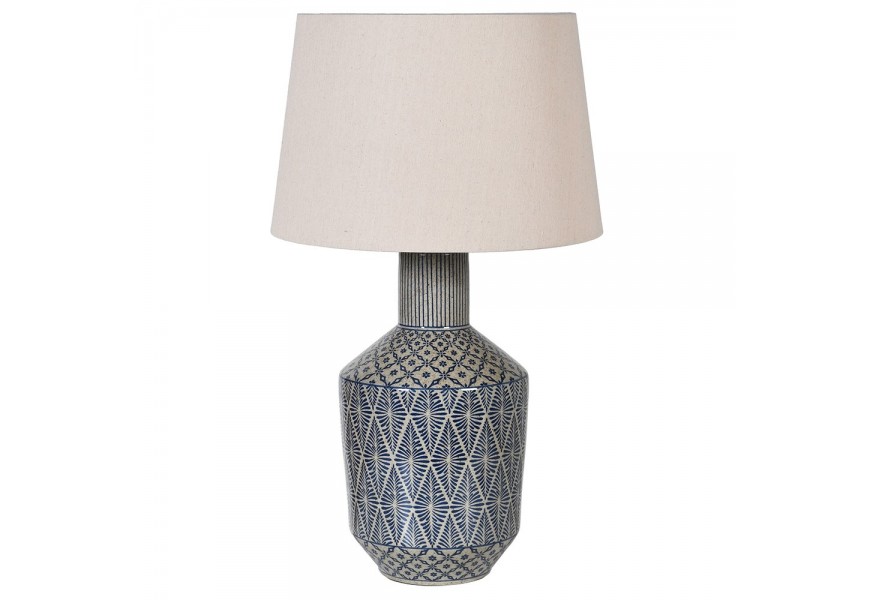 Nadčasová a luxusní porcelánová indigově modrá lampa Feyre se šedým geometrickým vzorem a bílým stínítkem ve vintage provedení