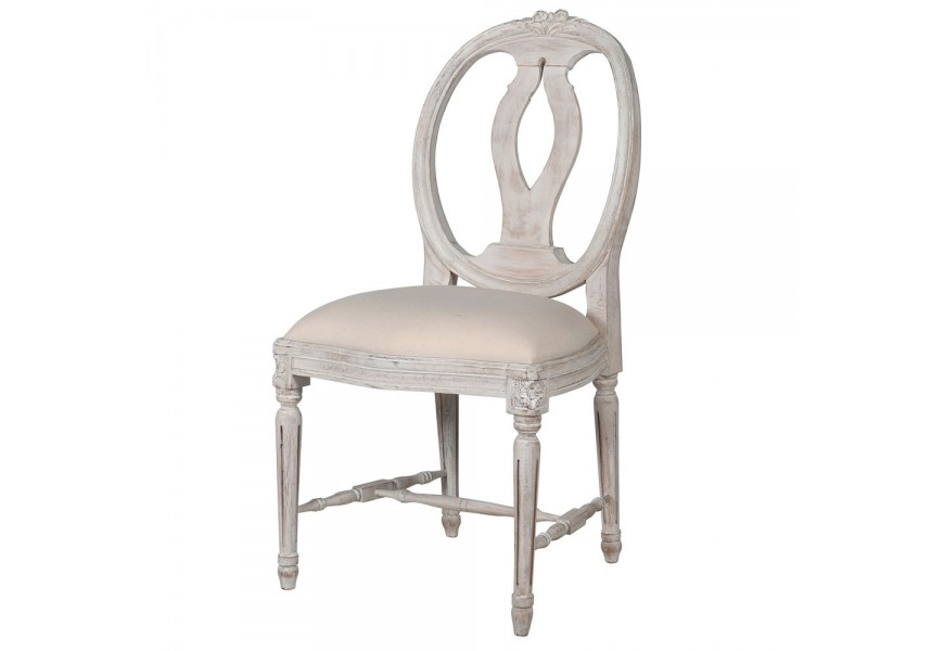 Masivní bílá čalouněná provence jídelní židle Cinderella v off white barvě s vyřezávanými detaily zdobenými patinou a oválným opěradlem