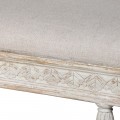 Provence lenoška Celene Rode v off white provedení z masivu a ručně vyřezávaným dekorem na nožičkách s čalouněním v krémově bílé barvě