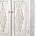 Rohová skříň Celene Rode v provence stylu v provedení off white a jemným vyřezáváním na dvířkách a horní robustní liště s patinovanými detaily